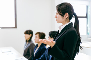 会議室で会議するビジネスウーマン・会社員