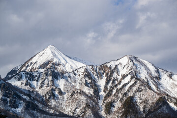 ゲレンデから眺める美しい雪山の眺望