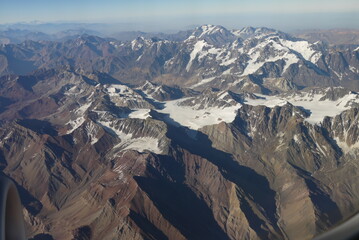 Cordillera de los Andes nevada vista desde la ventana de un avión