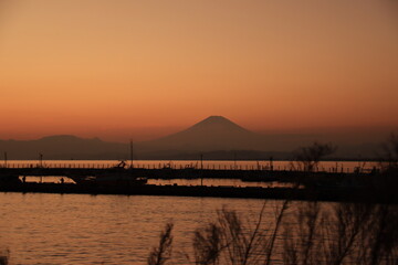 江ノ島大橋から見るオレンジ色の一色に染まる富士山の夕景
