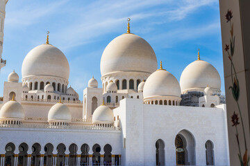 Obraz premium Abu Dhabi, UAE - 11.27.2022 - View of a Sheikh Zayed grand mosque, largest mosque in the country. Religion