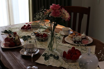 STRAWBERRY AND FLOWERS / いちごと花のある食卓