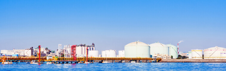 石油備蓄タンク が立ち並ぶ 東京湾 の 沿岸 【 エネルギー の イメージ 】