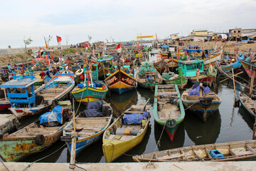 Fototapeta na wymiar Traditional fishing boats are parked on the edge of the fishing village