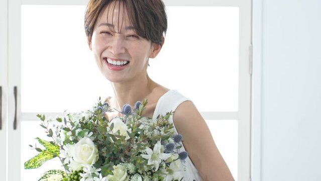 花束を持ち笑顔の日本人女性