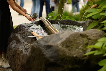 手水舎で手を清める女性