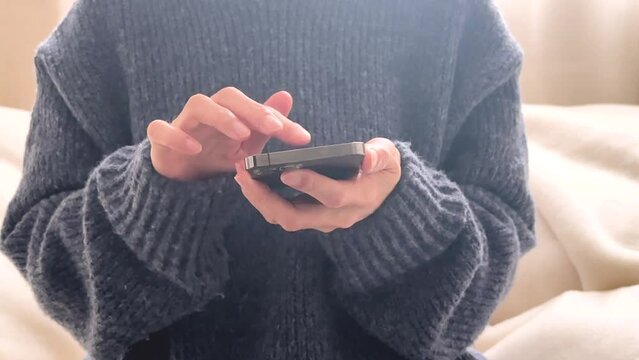 スマホを操作する手元