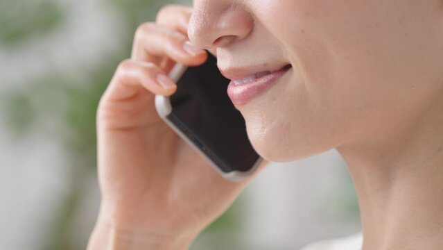 女性・スマートフォン・通話・会話