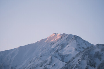Fototapeta na wymiar 朝陽に照らされる雪山