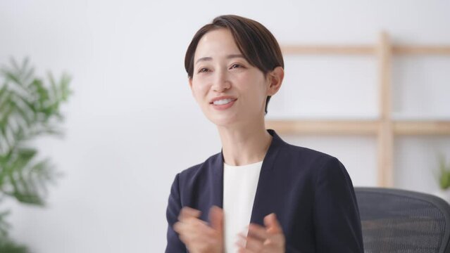 ビジネス・インタビュー・話す女性