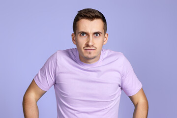 Obraz premium annoyed angry man on pastel purple background