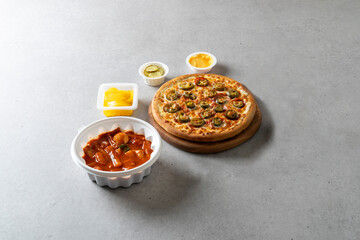 Korean food dishes pizza Stir-fried Rice Cake