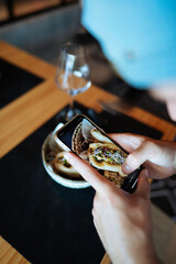 fotografiando comida para redes sociales con el telefono