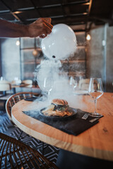 hamburguesa entre vapor en mesa