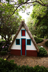 Fototapeta na wymiar Casa tradicional Madeira Portugal en el jardín botámica