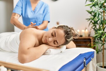 Obraz premium Woman couple smiling confident having back massage at beauty center