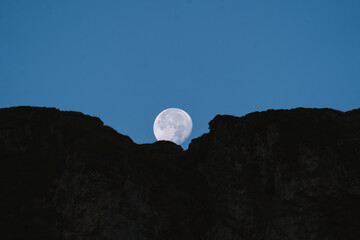 foto con teleobjetivo Paisaje de montañas con la luna 