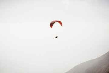 Parapendio tra le montagne