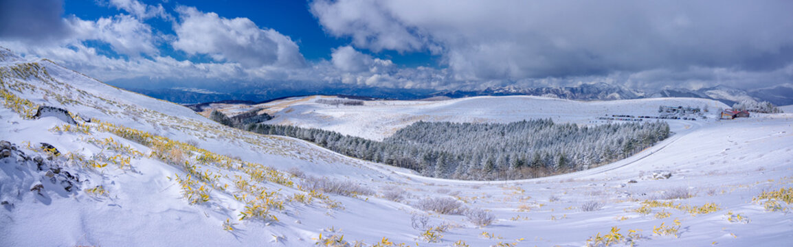 長野県・諏訪市 冬の車山高原のパノラマ風景