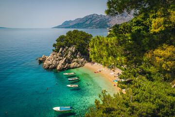 Beautiful mediterranean beach and moored motorboats, Brela, Dalmatia, Croatia - obrazy, fototapety, plakaty