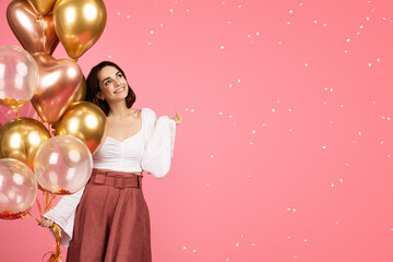 Naklejka premium Happy dreamy young caucasian woman with many inflatable balloons enjoy confetti