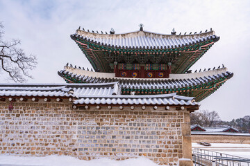 Fototapeta premium Snowy day in Changdeokgung Palace -Donwhamon(main gate) , Seoul, Korea