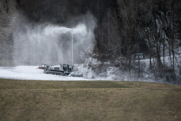 artificial snow lance piste machine ratrac grass