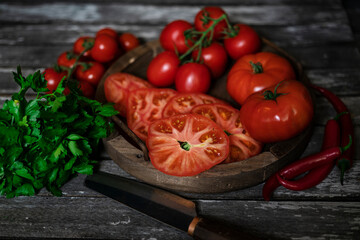 Tomaten auf Holzplatte