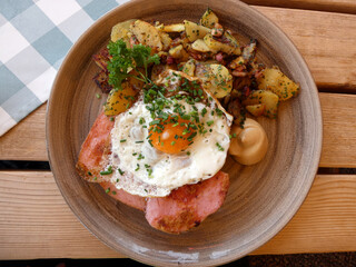 Leberkäse mit Spiegelei und gröstl