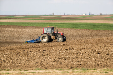 Obraz premium A farmer's labor of love, tractor tilling the soil for a prosperous harvest
