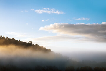 Wolken Morgendunst über Täler Marbach Dammelsberg