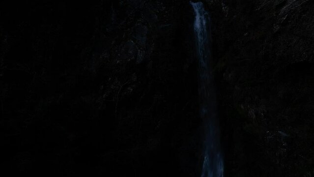 大荒れの滝　ドローン空撮