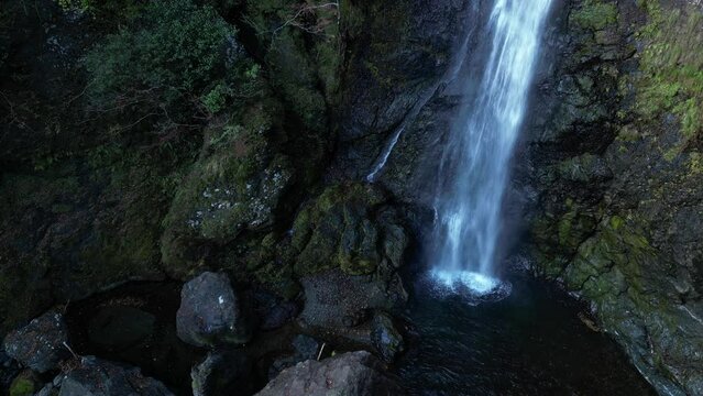 大荒れの滝　ドローン空撮