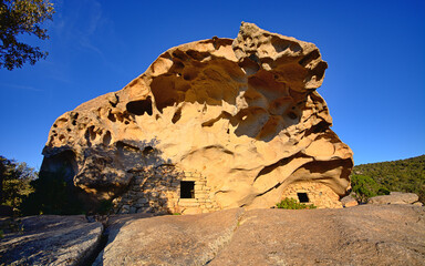 Oriu - shelter in the rock