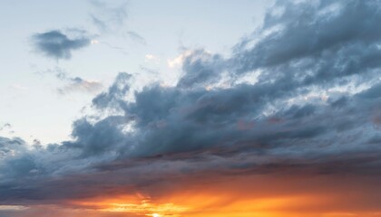 Naklejka na ściany i meble Dramatisch leuchtender Abendhimmel mit einer Wolkenwand bei Sonnenuntergang