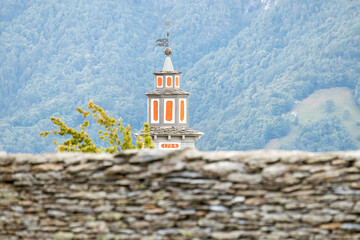 alter Kirchturm im kleinen Dorf Rasa im Centovalli, Tessin, Schweiz