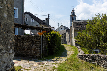 autofreier Weg im kleinen Dorf Rasa im Centovalli, Tessin, Schweiz, Sommerlicht