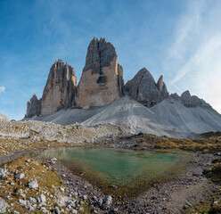 Markantes Felsmassiv in den Dolomiten in Südtirol mit See und Drei Zinnen.