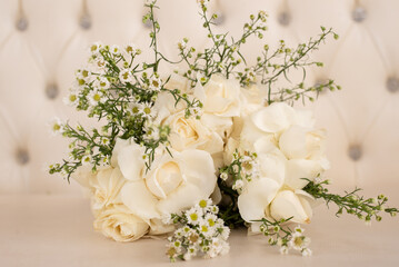 Obraz na płótnie Canvas bouquet of white roses in vase