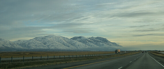 Straße in Utah mit wenig Verkehr an einem bewölkten Tag, in den USA. Blick auf die Wasatch Mountains