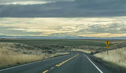 Straße in Idaho ohne Verkehr an einem bewölkten Tag, in den USA.