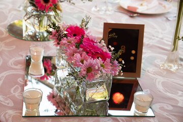 Arreglos florales en una mesa