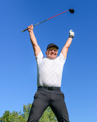 Enthusiastische Freude eines Golfspielers nach einem gelungenen Abschlag mit dem Driver