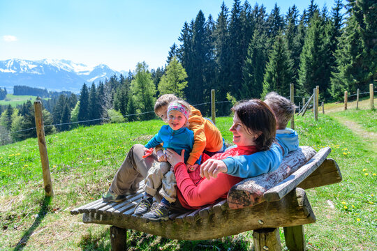 Entspannt die Natur und den Fr&uuml;hling genie&szlig;en bei einer Pause beim Wandern im Allg&auml;u