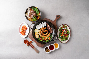 Fototapeta na wymiar Korean food dishes 소 내장 구이 Grilled beef intestines