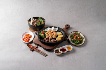 Korean food dishes 소 내장 구이 Grilled beef intestines