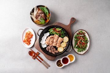 Korean food dishes 소 내장 구이 Grilled beef intestines