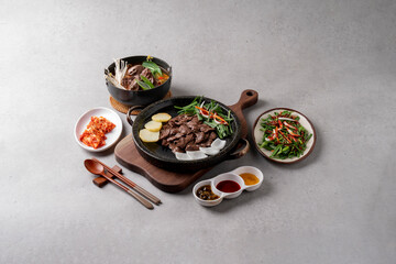 Korean food dishes 소 내장 구이 Grilled beef intestines