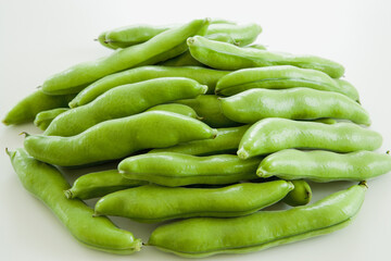 積み重なったソラマメ