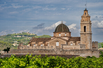 Fototapeta na wymiar Vistas exteriores del Monasterio Sta. Maria de la Valldigna
